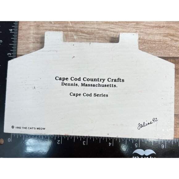 Cape Cod Country Crafts Wooden Shelf Sitter Plaque By The Cats Meow 1992 - Picture 2 of 2